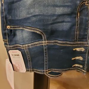 No boundaries capri jeans